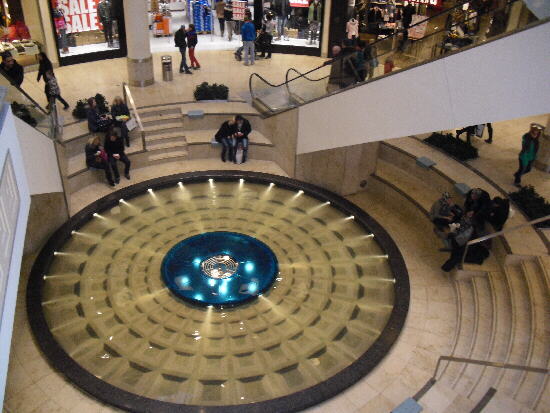 Limbecker Platz Brunnen im Kaufhaus